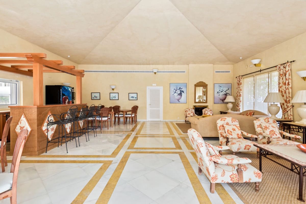 Apartamento de 2 habitaciones en Nueva Andalucia en venta con piscina garaje - 699.000 € (Ref: 10001900)