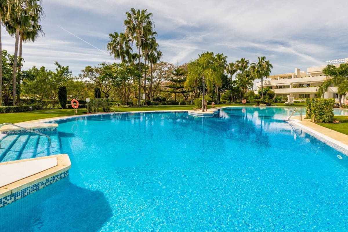 Apartamento de 2 habitaciones en Nueva Andalucia en venta con piscina garaje - 699.000 € (Ref: 10001900)