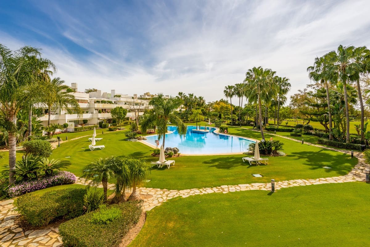 Apartamento de 2 habitaciones en Nueva Andalucia en venta con piscina garaje - 699.000 € (Ref: 10001900)