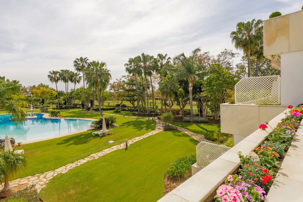 Apartamento de 2 habitaciones en Nueva Andalucia en venta con piscina garaje - 699.000 € (Ref: 10001900)