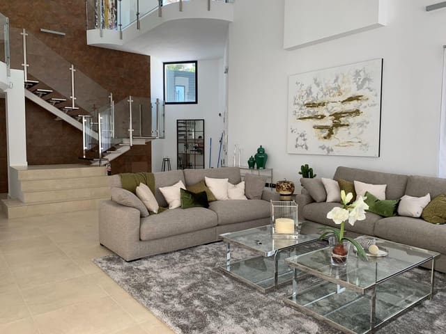 4 sypialnia Willa na sprzedaż w San Pedro de Alcantara, Marbella z basenem garażem - 1 499 000 € (Ref: 10001907)