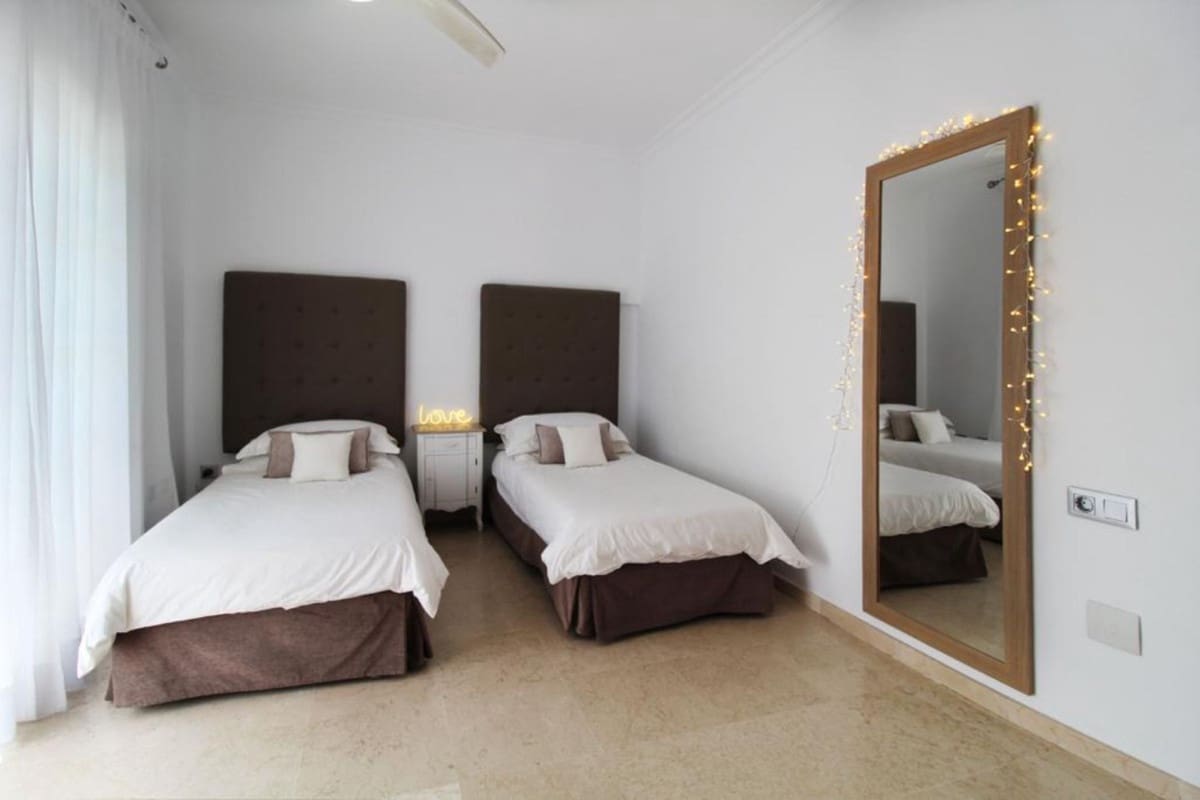 5 slaapkamer Villa te koop in Nueva Andalucia met zwembad garage - € 3.200.000 (Ref: 10001916)