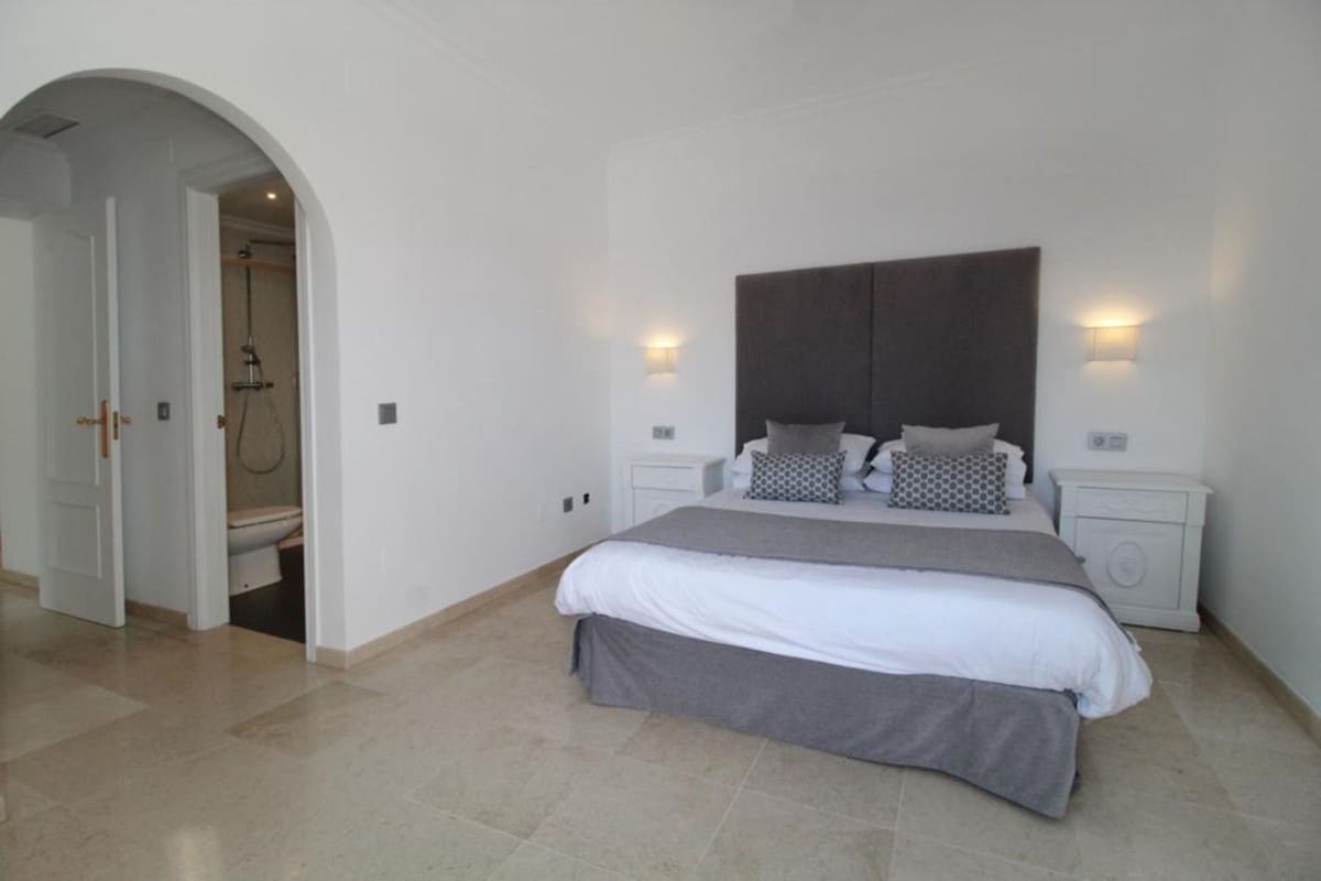 5 slaapkamer Villa te koop in Nueva Andalucia met zwembad garage - € 3.200.000 (Ref: 10001916)