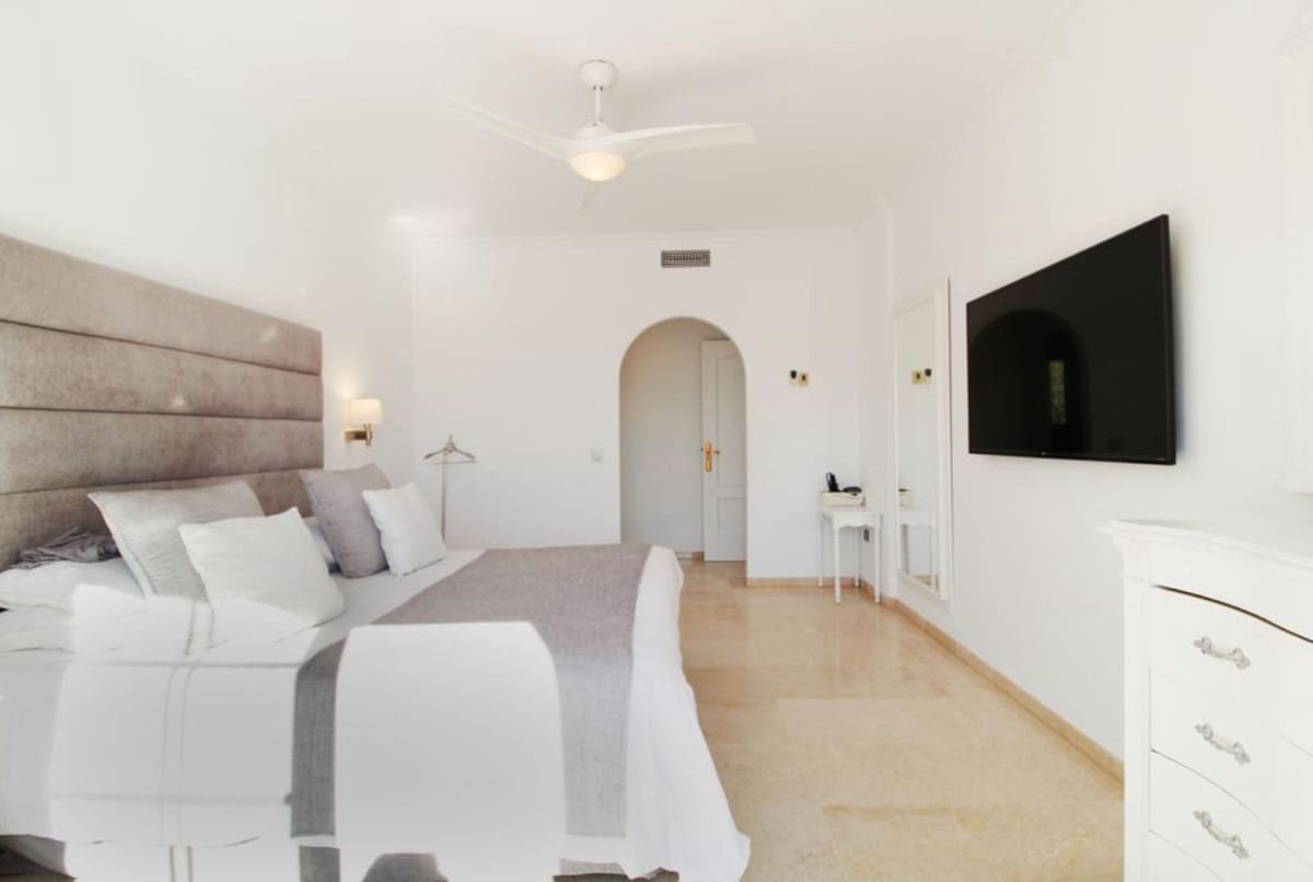 5 slaapkamer Villa te koop in Nueva Andalucia met zwembad garage - € 3.200.000 (Ref: 10001916)