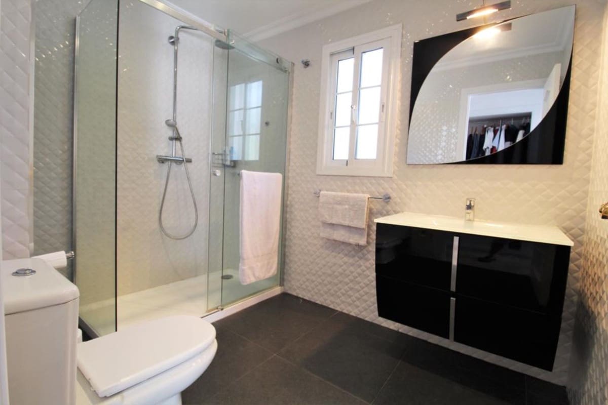 5 slaapkamer Villa te koop in Nueva Andalucia met zwembad garage - € 3.200.000 (Ref: 10001916)