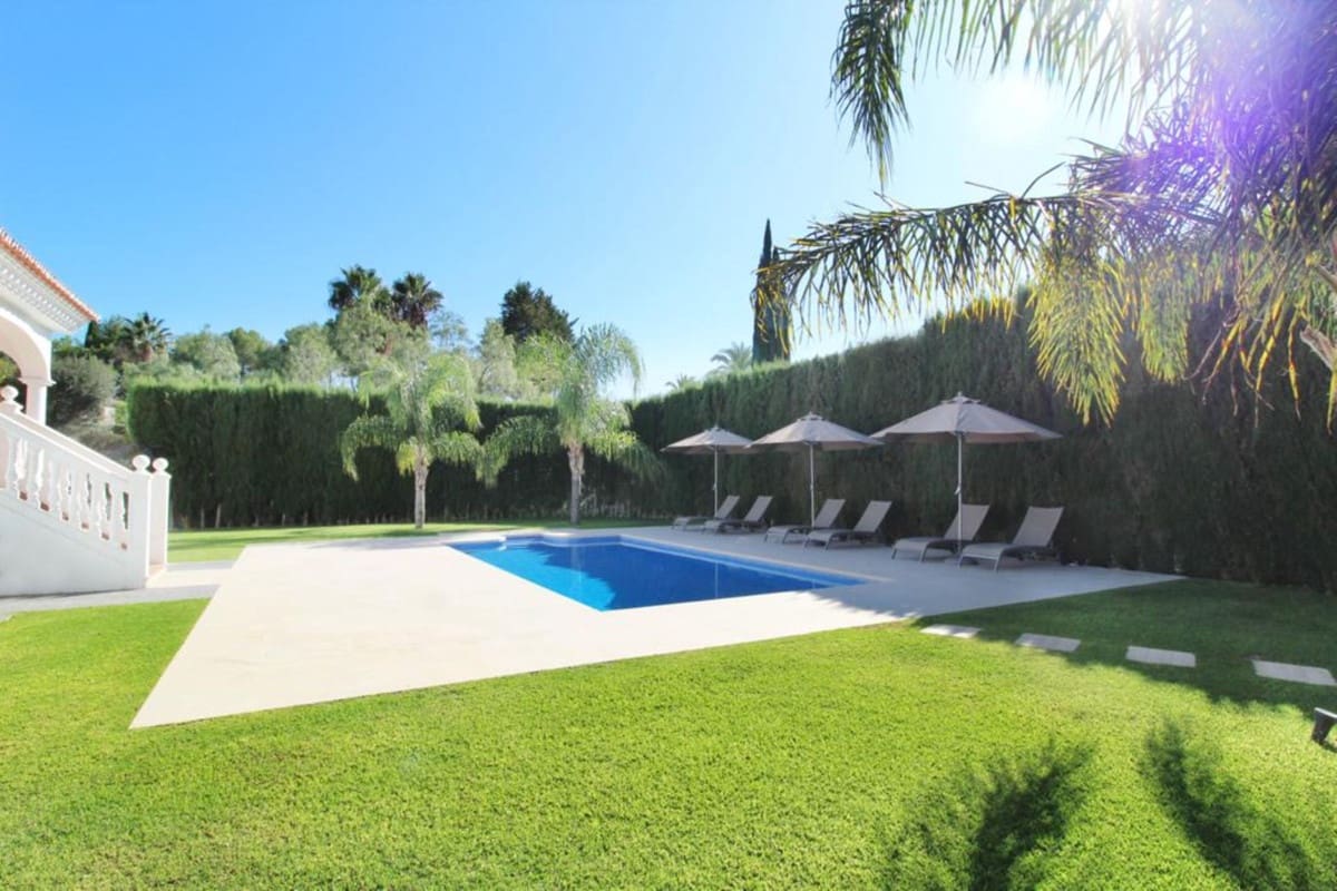 5 slaapkamer Villa te koop in Nueva Andalucia met zwembad garage - € 3.200.000 (Ref: 10001916)