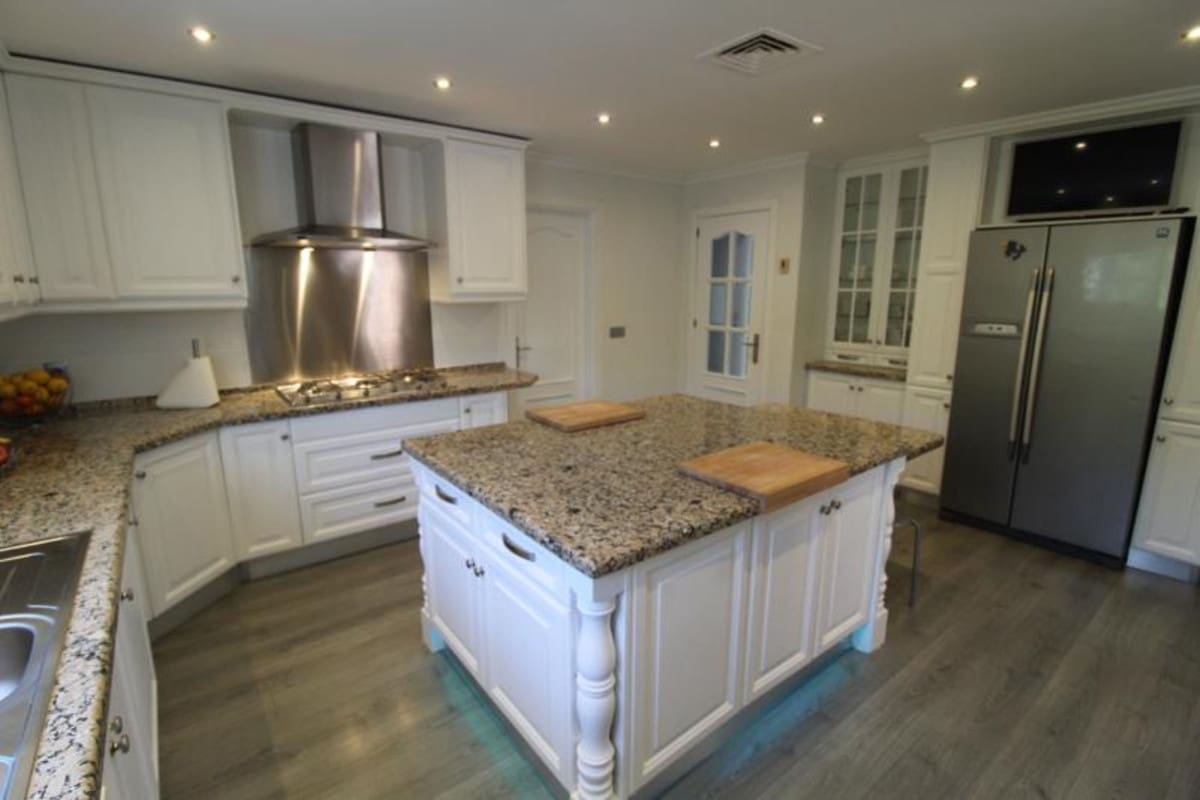 5 slaapkamer Villa te koop in Nueva Andalucia met zwembad garage - € 3.200.000 (Ref: 10001916)