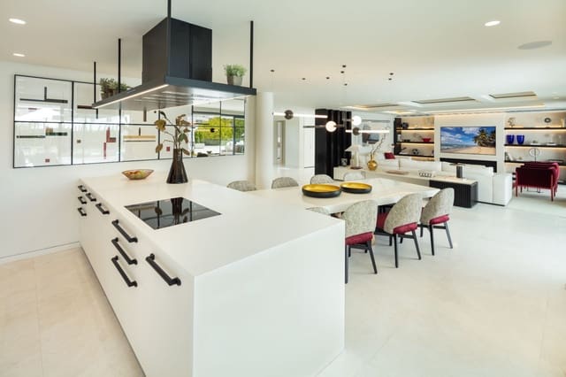 4 sypialnia Willa na sprzedaż w Marbella z basenem garażem - 4 695 000 € (Ref: 10001917)