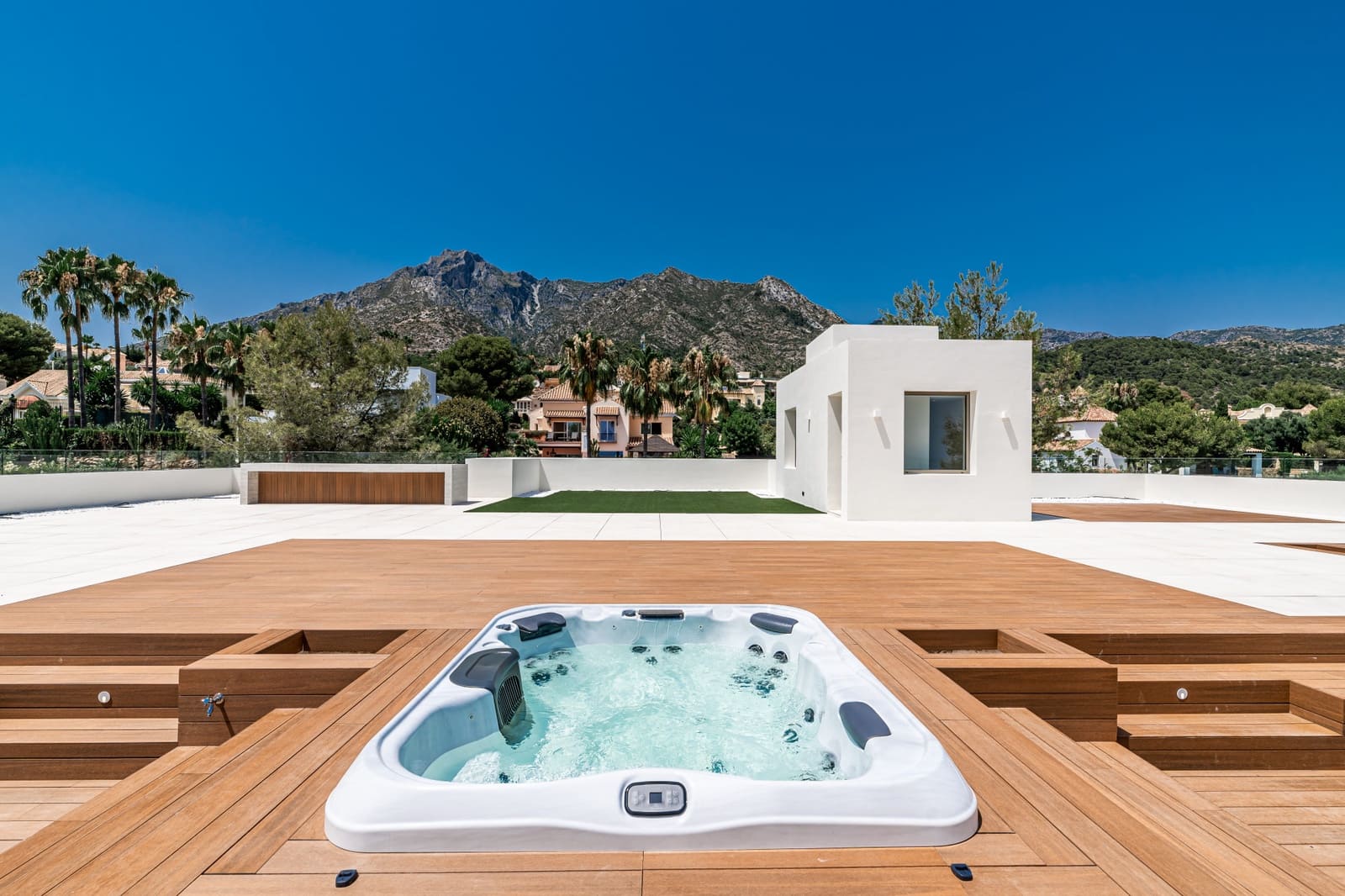 6 soveværelse Villa til salg i Golden Mile med swimmingpool garage - € 8.995.000 (Ref: 10001921)