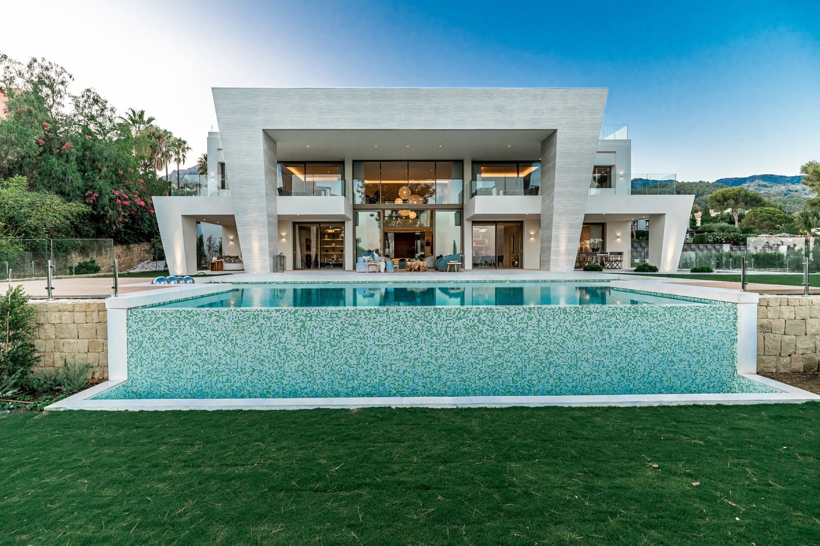 6 soveværelse Villa til salg i Golden Mile med swimmingpool garage - € 8.995.000 (Ref: 10001921)