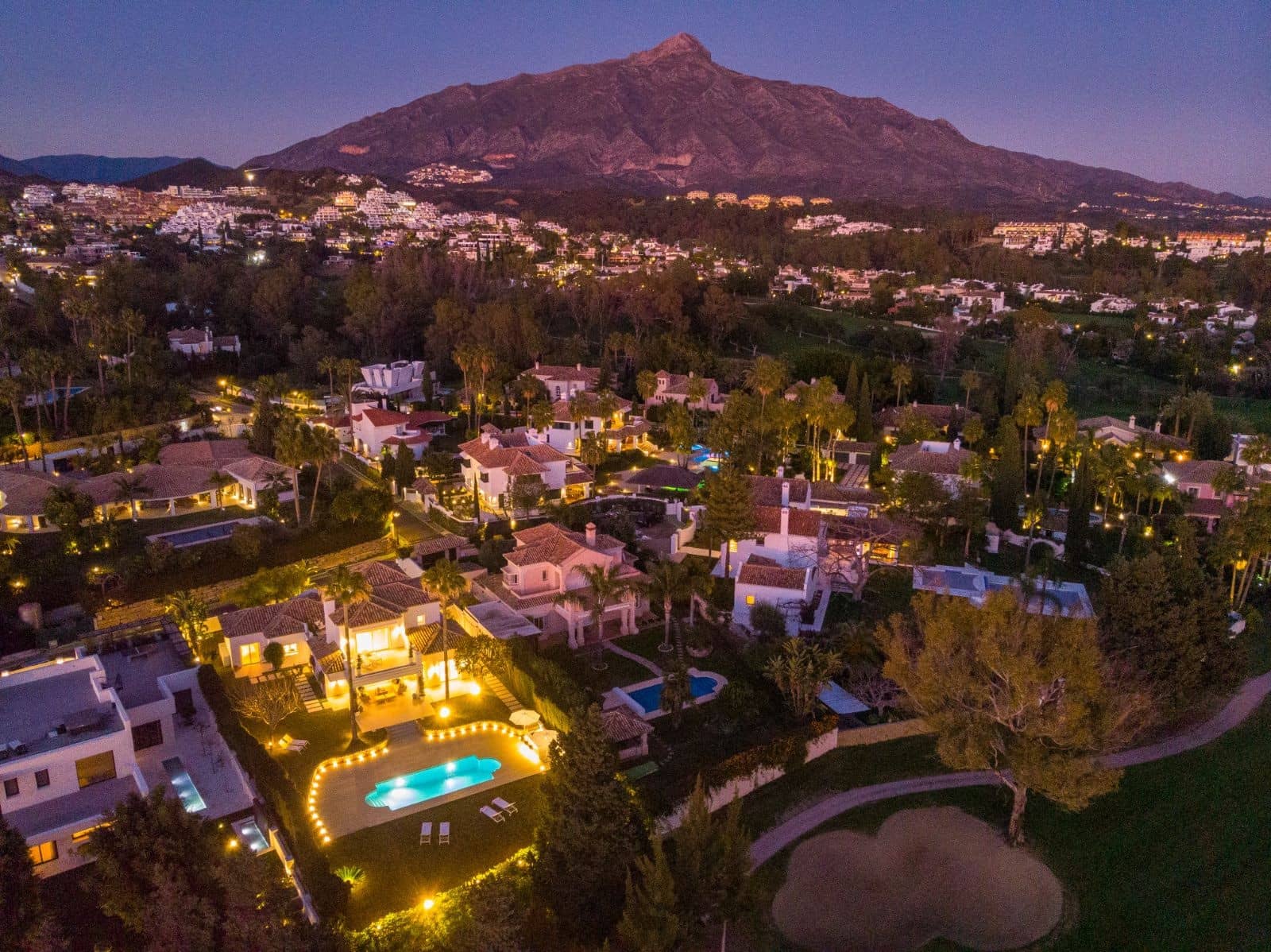 4 soverom Villa til salgs i Marbella med svømmebasseng garasje - € 3 695 000 (Ref: 10001939)