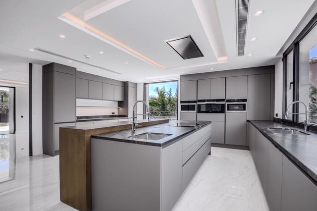 6 sypialnia Willa na sprzedaż w Marbella z basenem garażem - 4 995 000 € (Ref: 10001948)