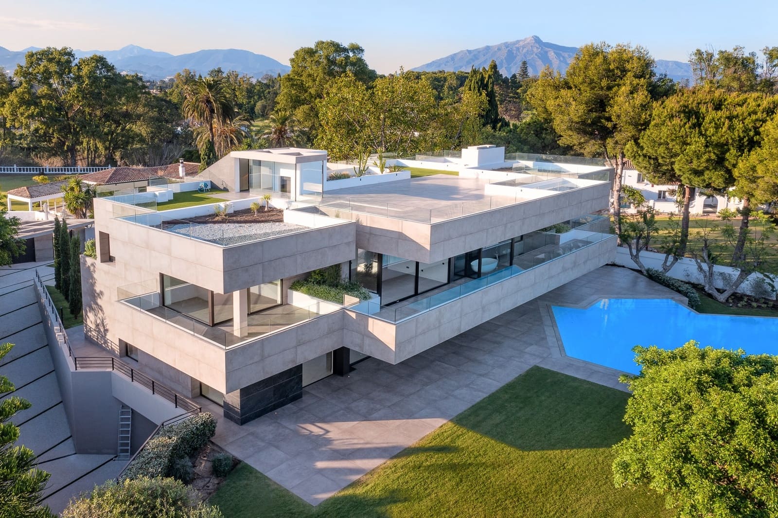 6 sypialnia Willa na sprzedaż w Marbella z basenem garażem - 4 995 000 € (Ref: 10001948)