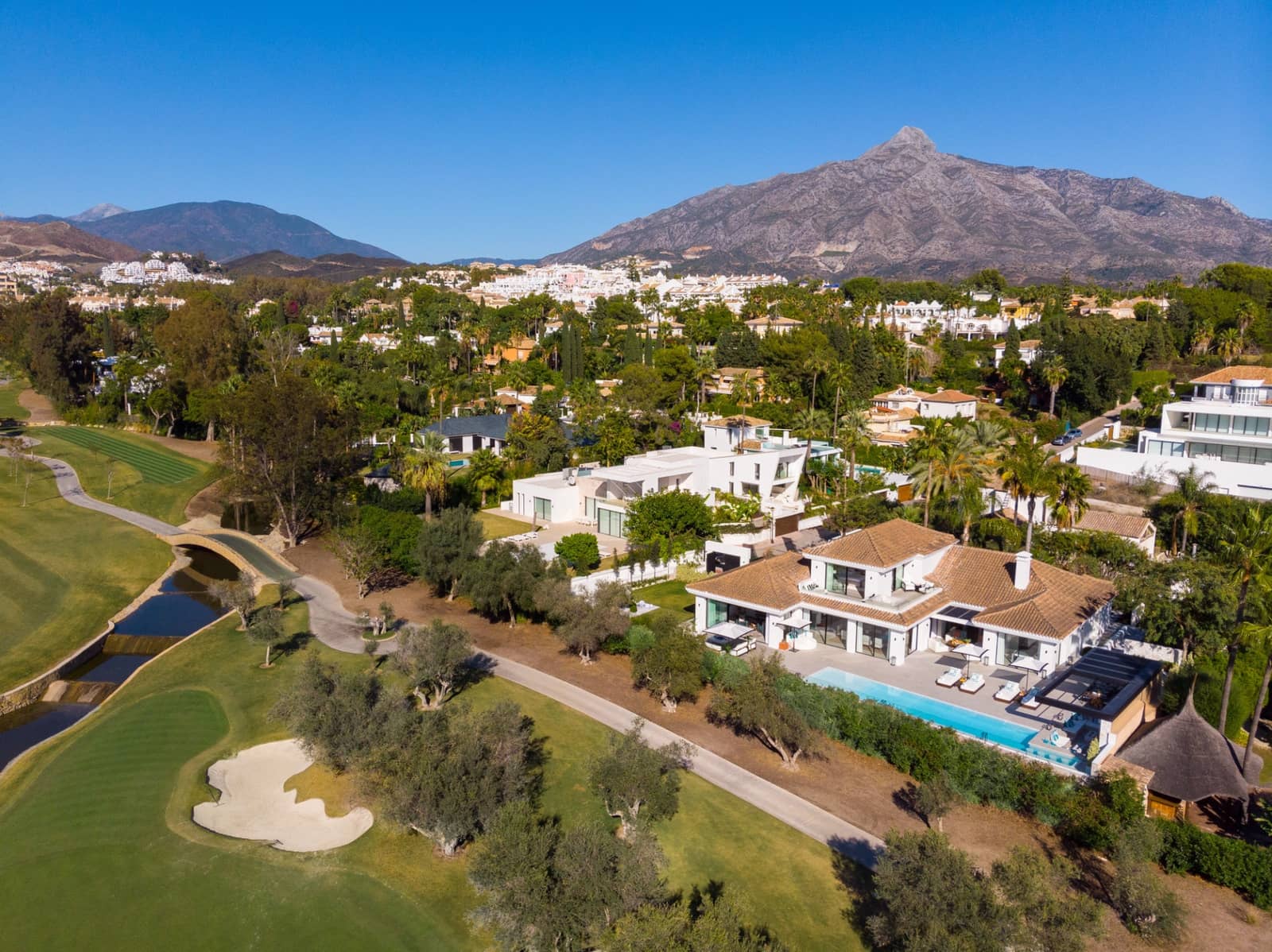 Chalet de 5 habitaciones en Nueva Andalucia en venta con piscina garaje - 4.995.000 € (Ref: 10001950)