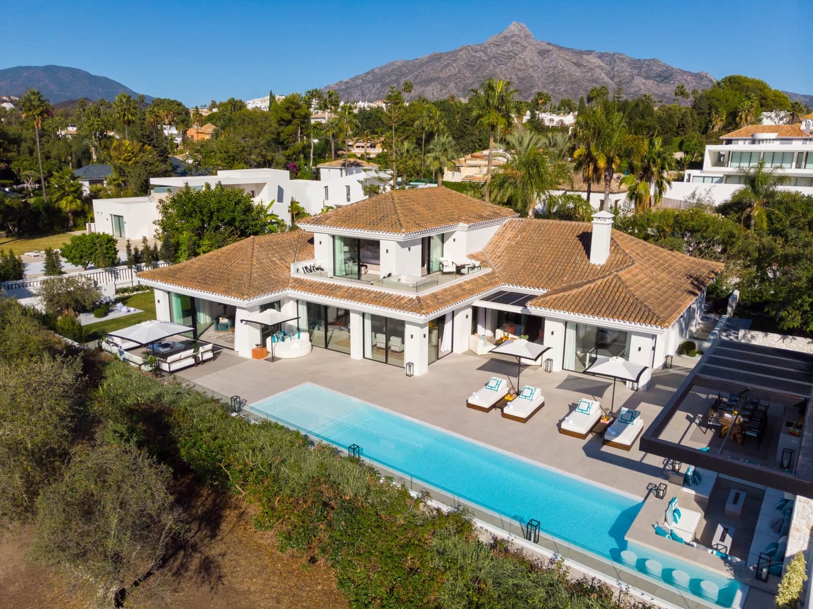 Chalet de 5 habitaciones en Nueva Andalucia en venta con piscina garaje - 4.995.000 € (Ref: 10001950)