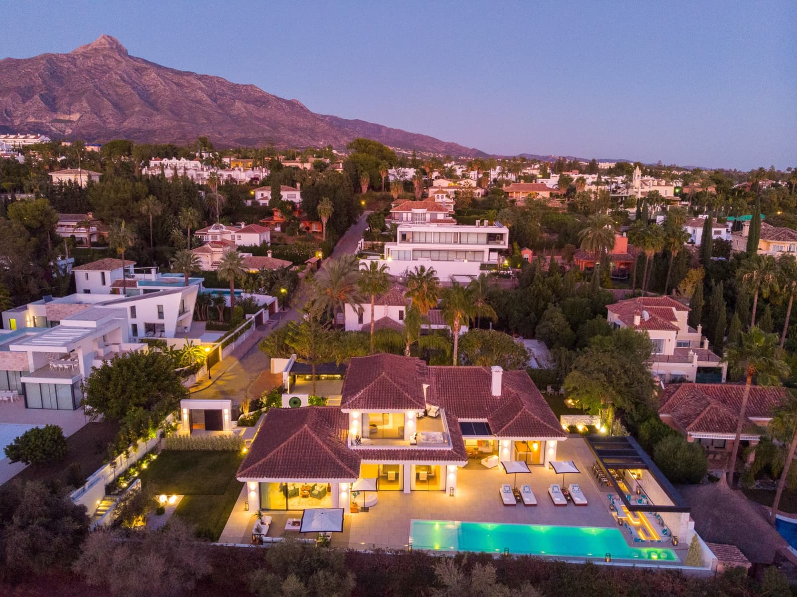 Chalet de 5 habitaciones en Nueva Andalucia en venta con piscina garaje - 4.995.000 € (Ref: 10001950)