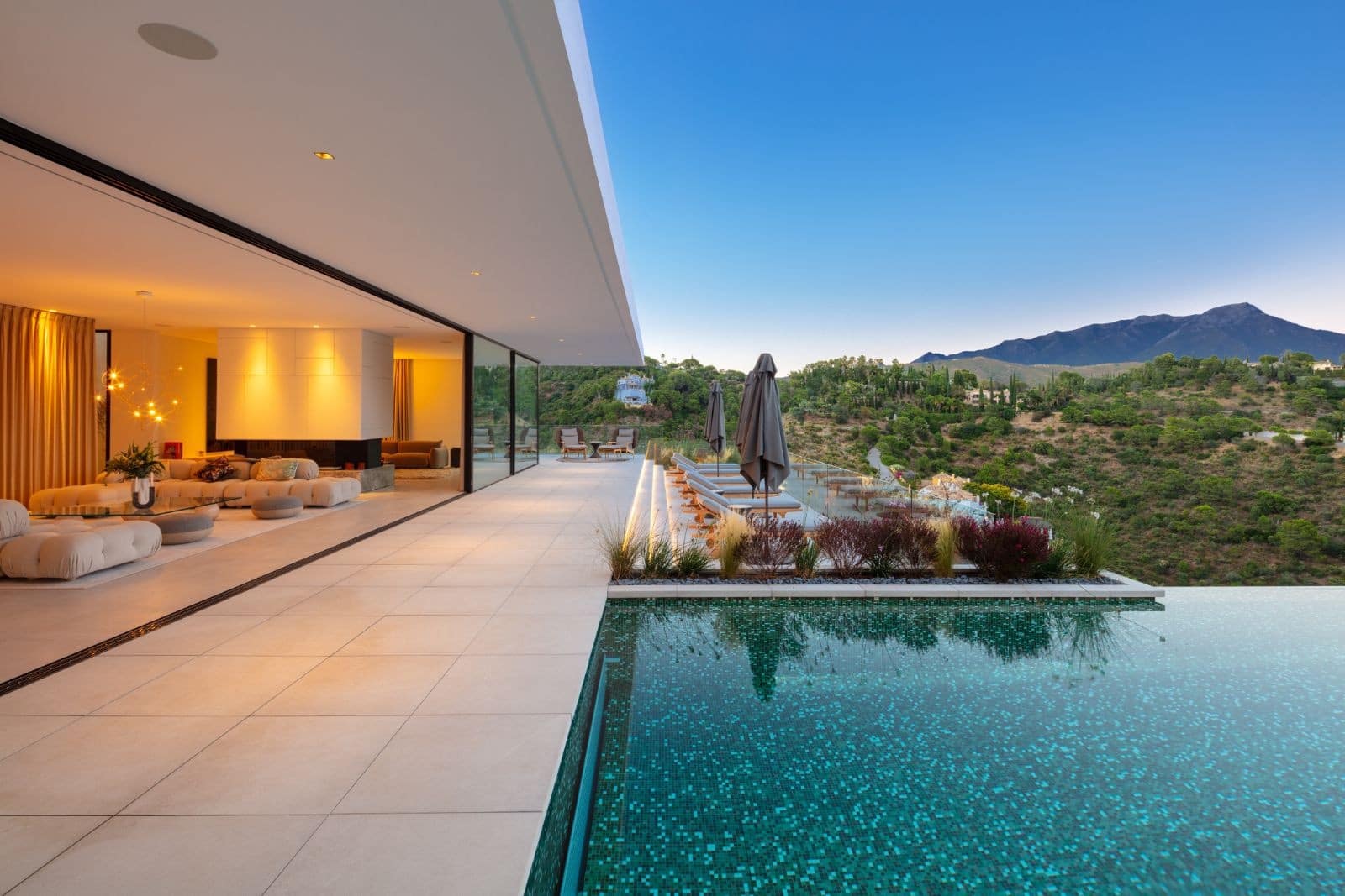 8 sypialnia Willa na sprzedaż w Marbella z basenem garażem - 8 750 000 € (Ref: 10001953)