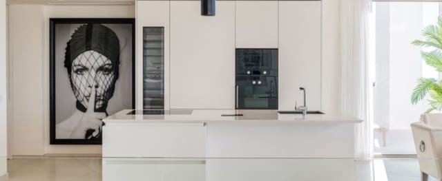 3 sypialnia Apartament na sprzedaż w Marbella z basenem garażem - 965 000 € (Ref: 10001954)