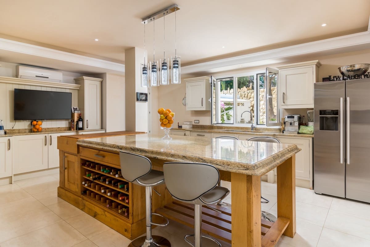5 slaapkamer Villa te koop in El Paraiso met zwembad garage - € 3.495.000 (Ref: 10001955)