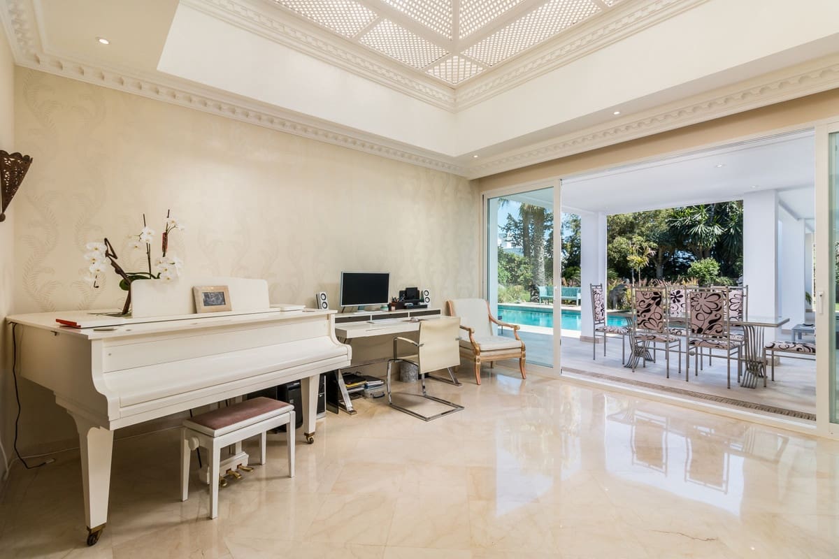 5 slaapkamer Villa te koop in El Paraiso met zwembad garage - € 3.495.000 (Ref: 10001955)