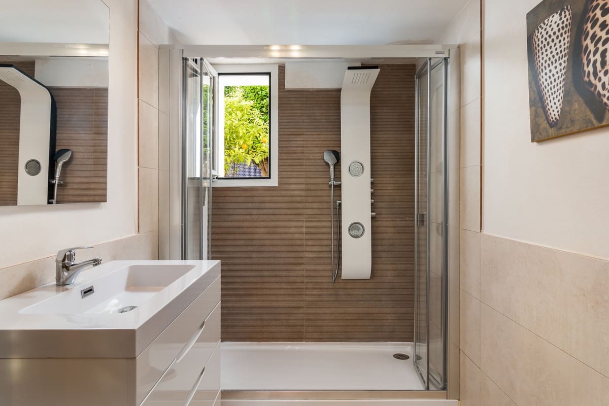 5 slaapkamer Villa te koop in El Paraiso met zwembad garage - € 3.495.000 (Ref: 10001955)