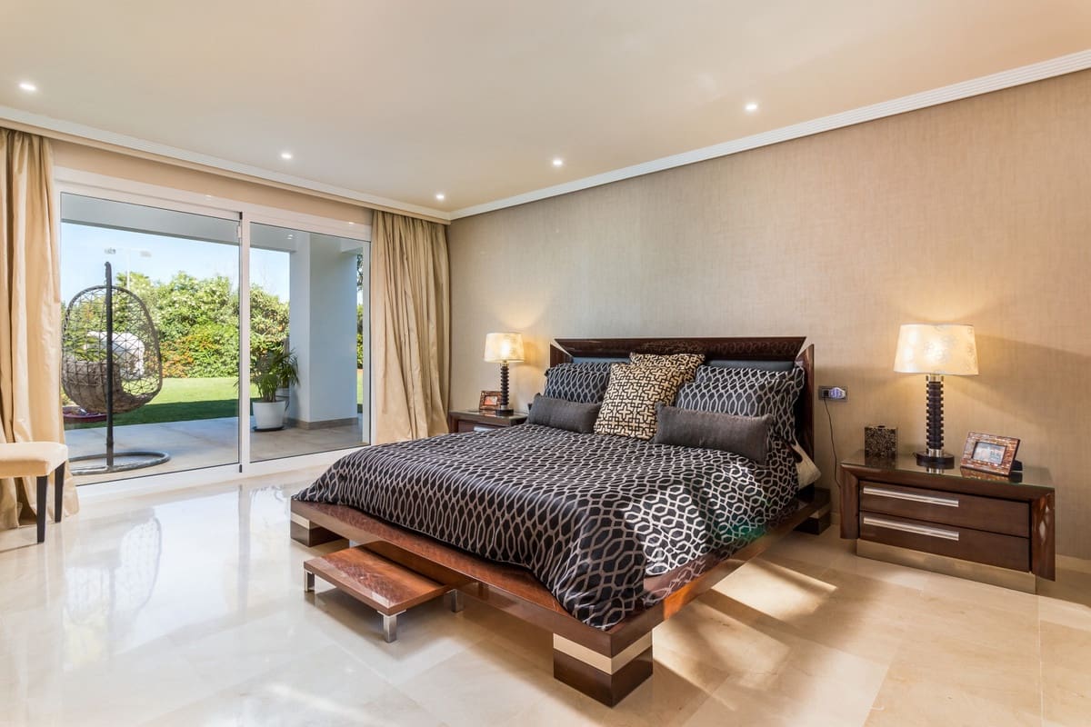 5 slaapkamer Villa te koop in El Paraiso met zwembad garage - € 3.495.000 (Ref: 10001955)