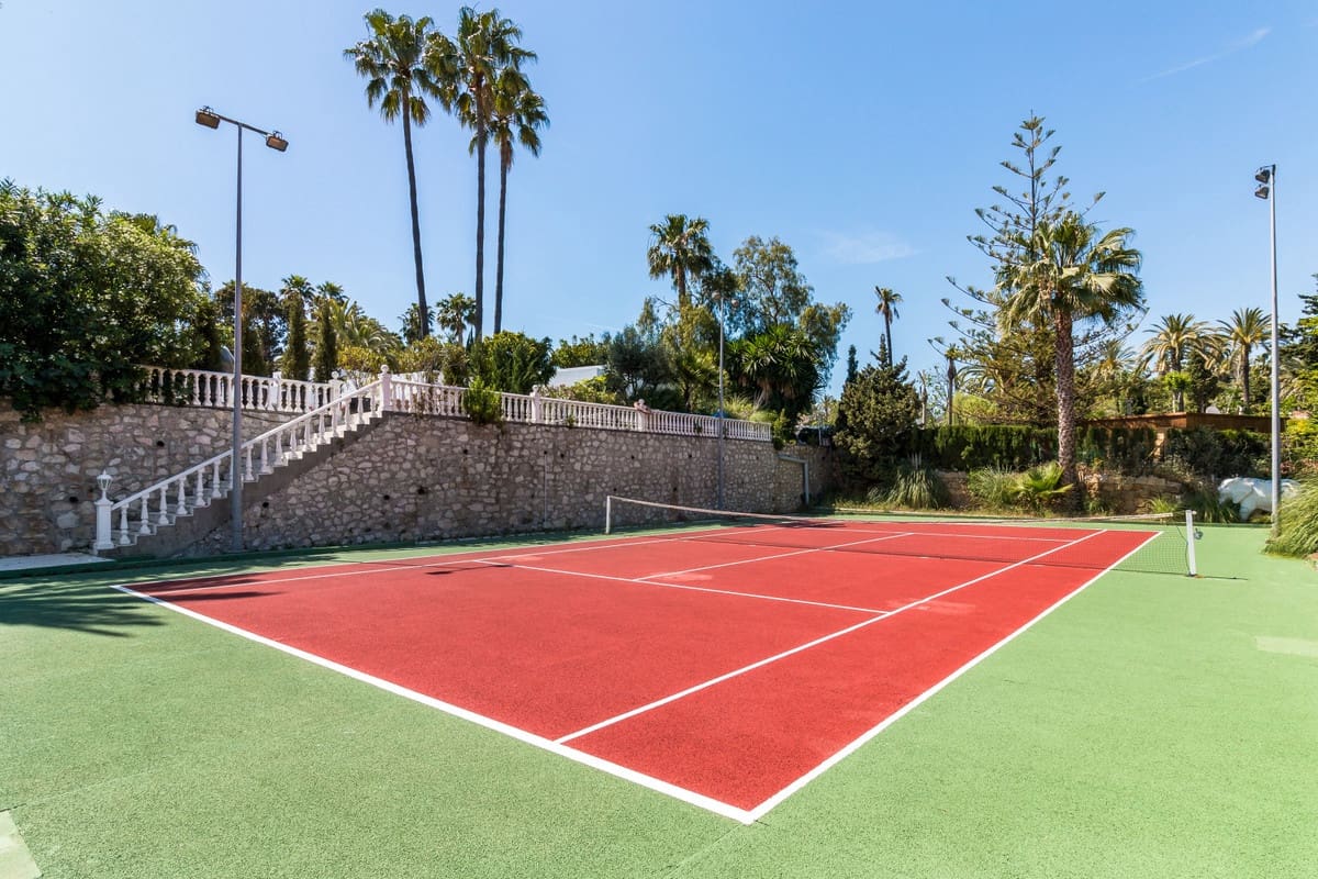 5 slaapkamer Villa te koop in El Paraiso met zwembad garage - € 3.495.000 (Ref: 10001955)