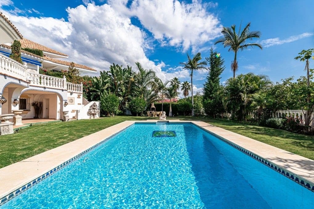 7 soverom Villa til salgs i Marbella med svømmebasseng garasje - € 1 990 000 (Ref: 10001959)