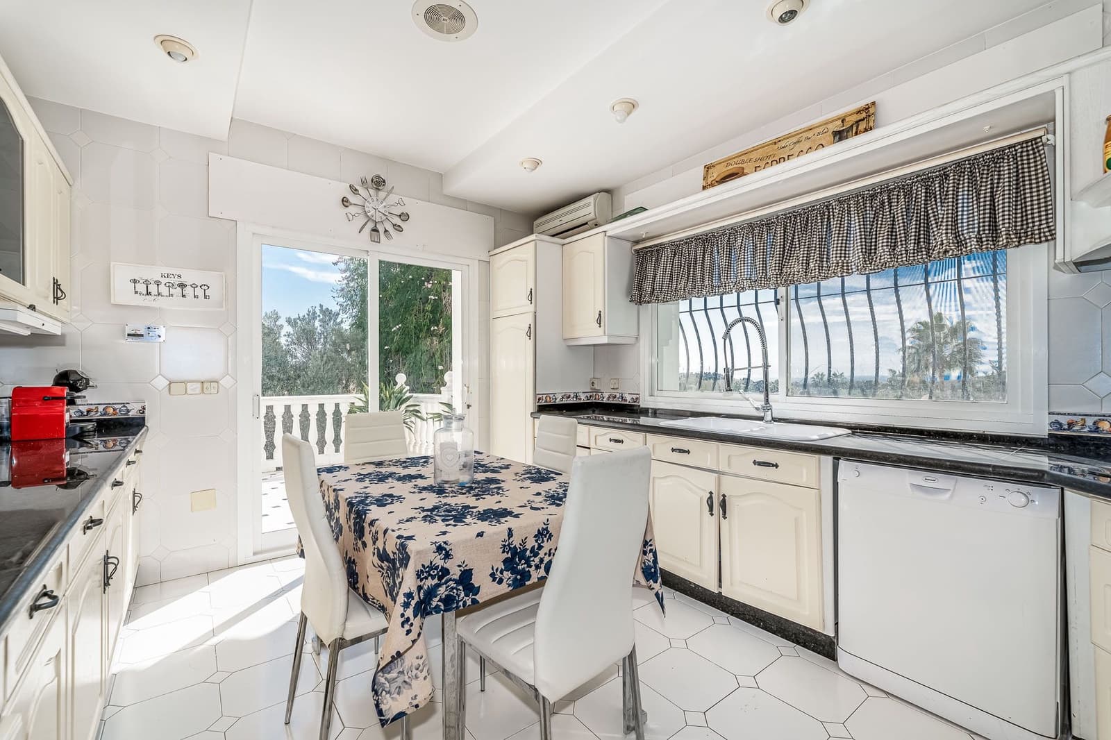 7 soverom Villa til salgs i Marbella med svømmebasseng garasje - € 1 990 000 (Ref: 10001959)