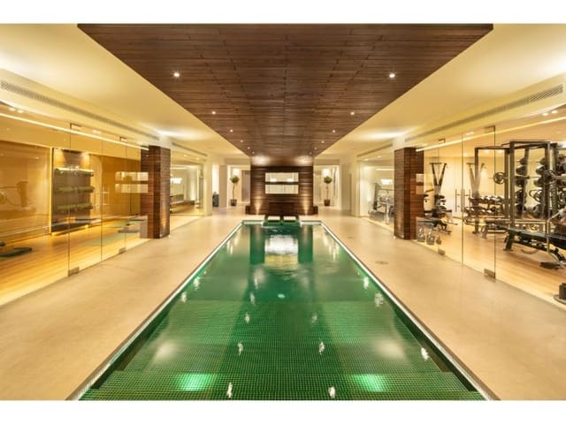 7 sypialnia Willa na sprzedaż w Marbella z basenem garażem - 12 500 000 € (Ref: 10001963)