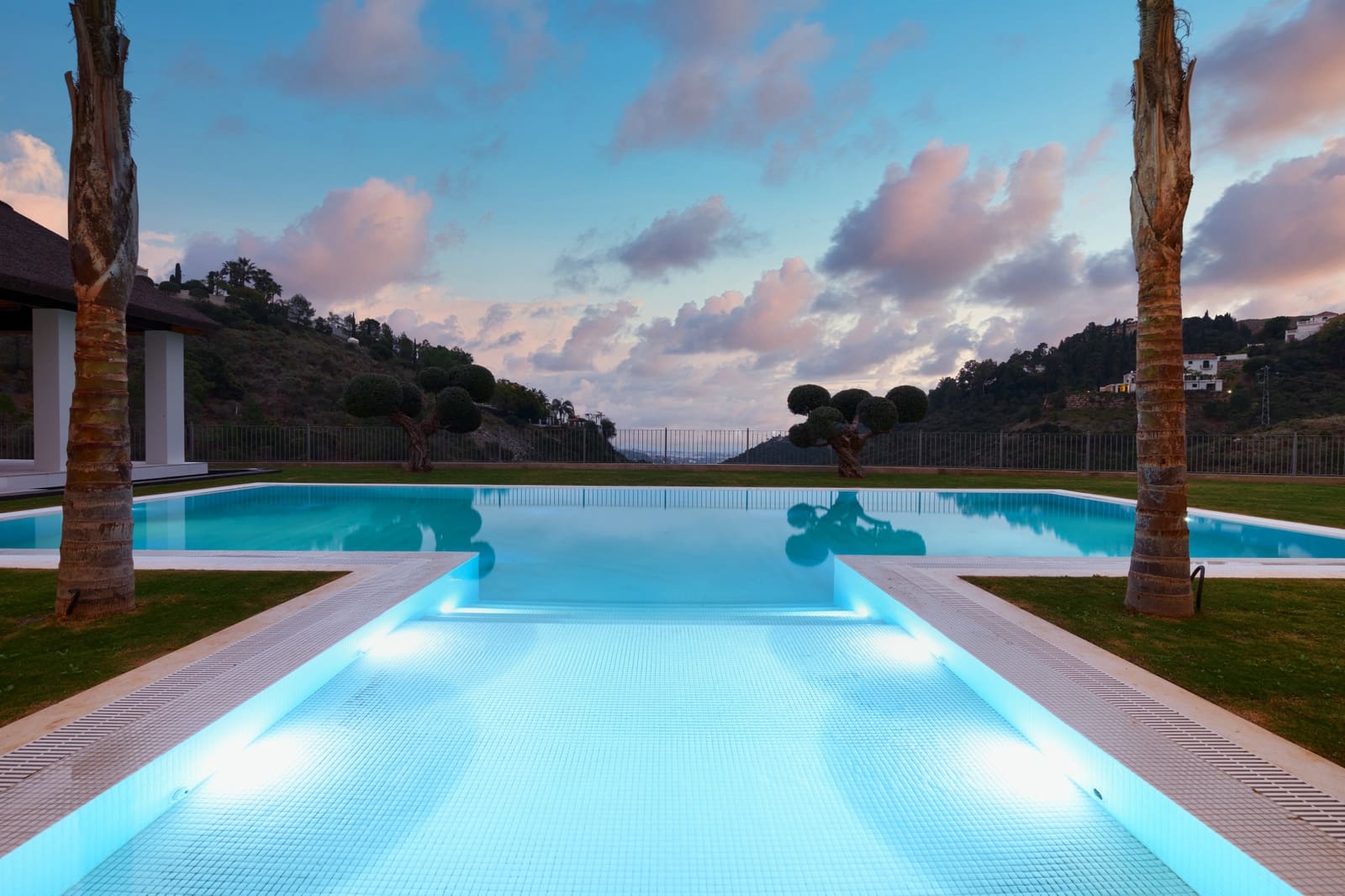 5 bedroom Villa for sale in Marbella with pool garage - € 7,350,000 (Ref: 10001970)