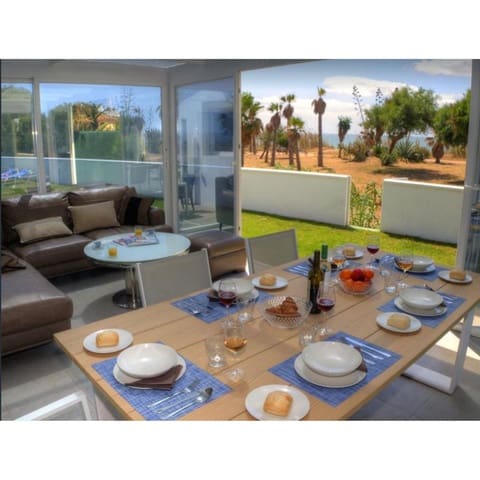 3 soverom Villa til salgs i Costalita, Estepona med svømmebasseng garasje - € 1 600 000 (Ref: 10001982)