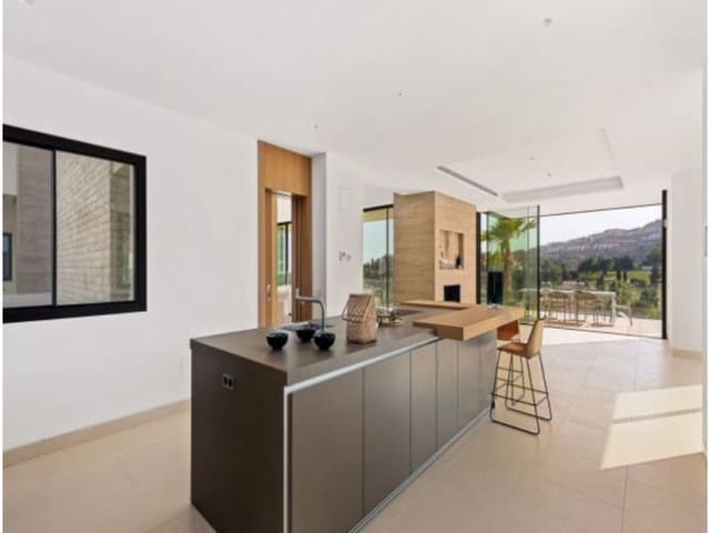 5 bedroom Villa for sale in Marbella with pool garage - € 3,595,000 (Ref: 10001984)