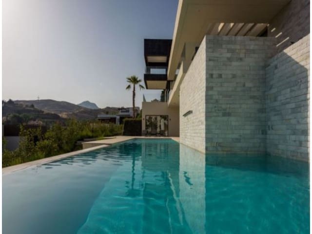 5 bedroom Villa for sale in Marbella with pool garage - € 3,595,000 (Ref: 10001984)