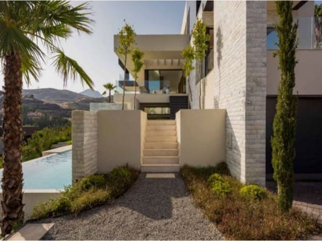5 bedroom Villa for sale in Marbella with pool garage - € 3,595,000 (Ref: 10001984)