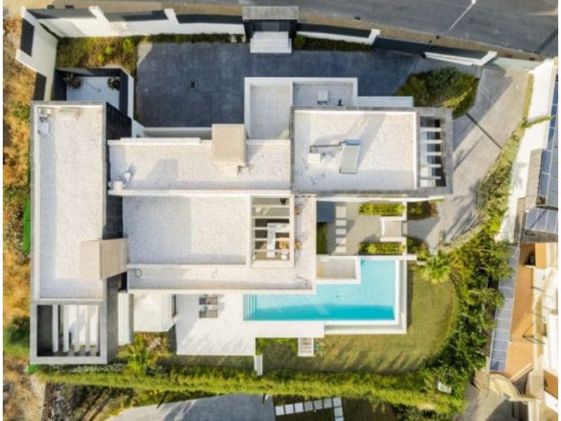 5 bedroom Villa for sale in Marbella with pool garage - € 3,595,000 (Ref: 10001984)