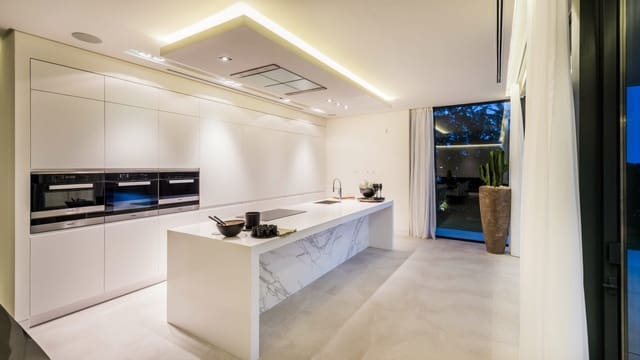 7 sypialnia Willa na sprzedaż w Marbella z basenem garażem - 4 900 000 € (Ref: 10001986)