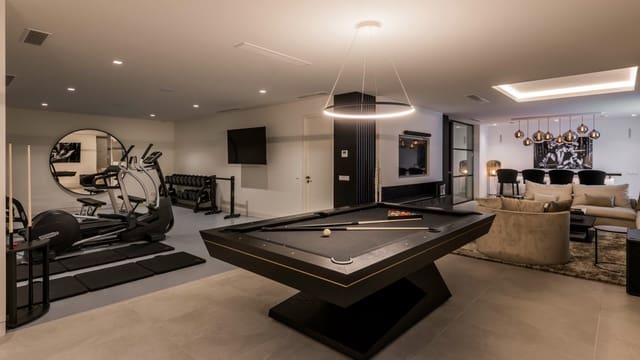 7 sypialnia Willa na sprzedaż w Marbella z basenem garażem - 4 900 000 € (Ref: 10001986)