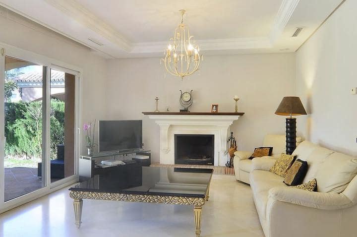 Chalet de 4 habitaciones en Nueva Andalucia en venta con piscina garaje - 1.700.000 € (Ref: 10001988)