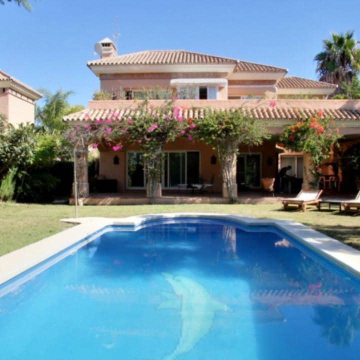 Chalet de 4 habitaciones en Nueva Andalucia en venta con piscina garaje - 1.700.000 € (Ref: 10001988)