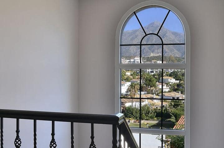 Chalet de 4 habitaciones en Nueva Andalucia en venta con piscina garaje - 1.700.000 € (Ref: 10001988)