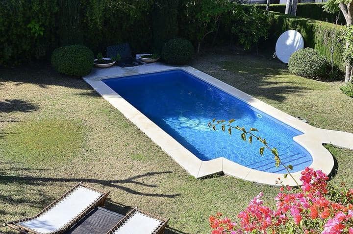 Chalet de 4 habitaciones en Nueva Andalucia en venta con piscina garaje - 1.700.000 € (Ref: 10001988)