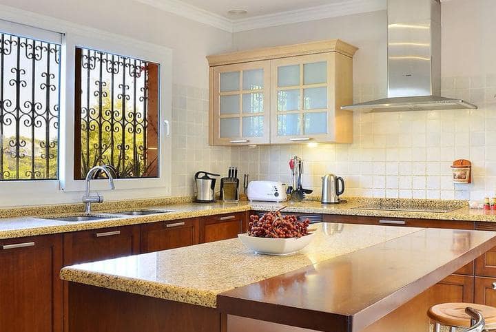 Chalet de 4 habitaciones en Nueva Andalucia en venta con piscina garaje - 1.700.000 € (Ref: 10001988)