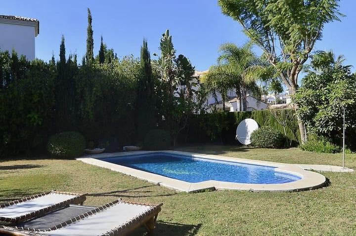 Chalet de 4 habitaciones en Nueva Andalucia en venta con piscina garaje - 1.700.000 € (Ref: 10001988)