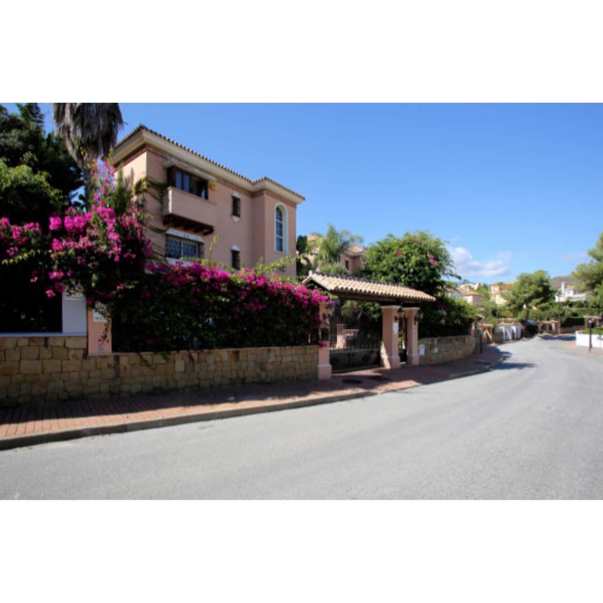 Chalet de 4 habitaciones en Nueva Andalucia en venta con piscina garaje - 1.700.000 € (Ref: 10001988)