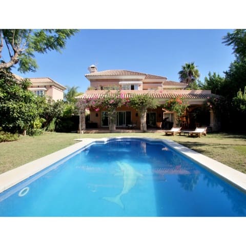 4 soverom Villa til salgs i Nueva Andalucia, Marbella med svømmebasseng garasje - € 1 700 000 (Ref: 10001988)