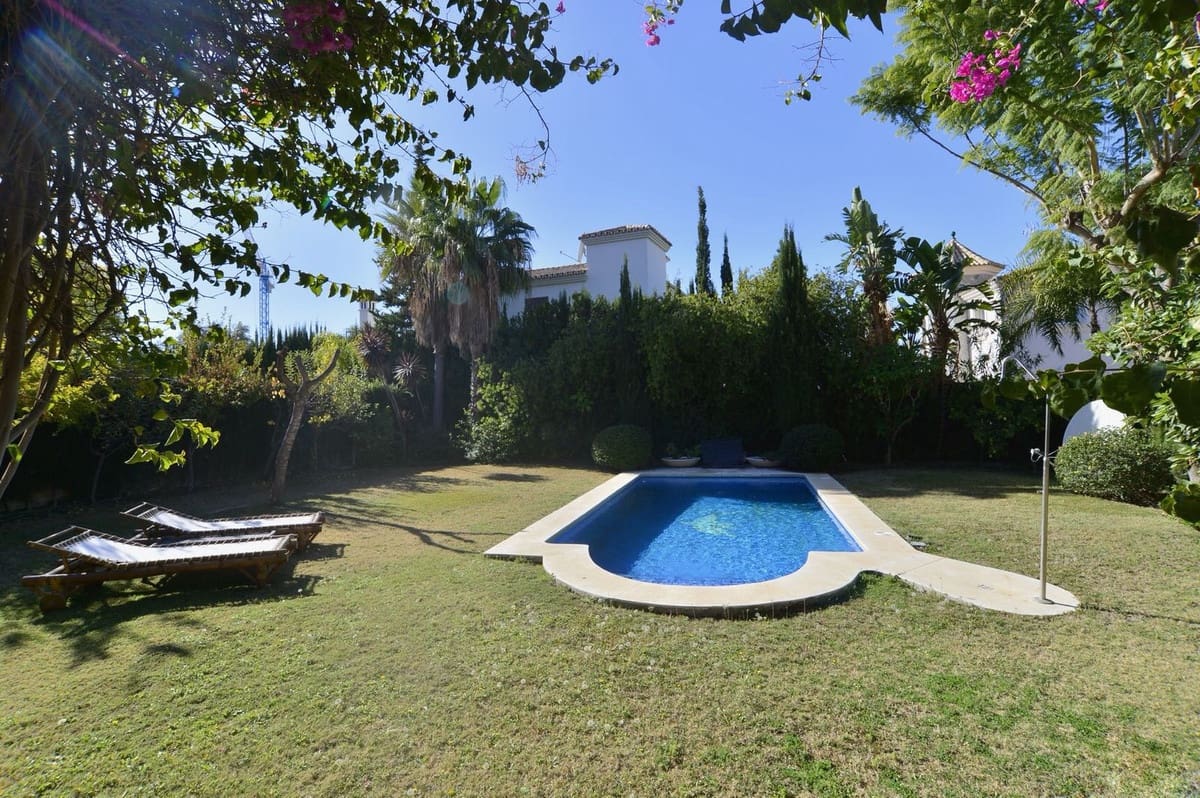 Chalet de 4 habitaciones en Nueva Andalucia en venta con piscina garaje - 1.700.000 € (Ref: 10001988)