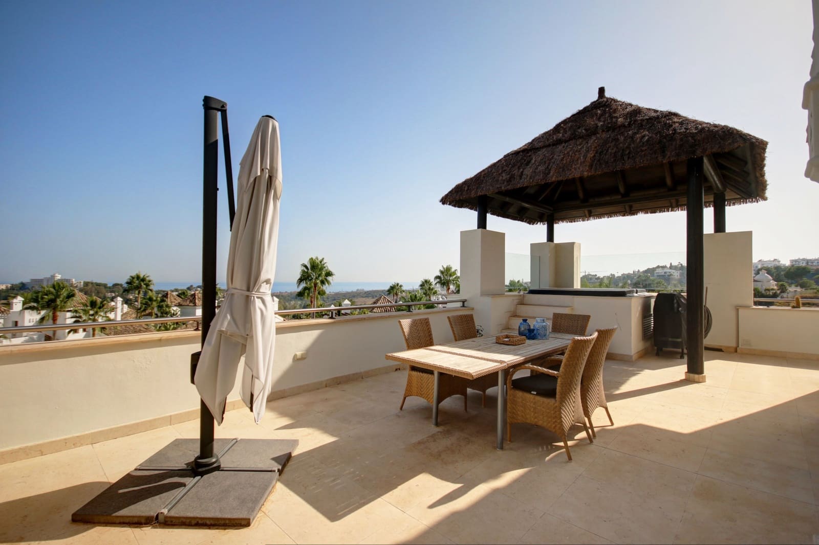 3 sypialnia Apartament na sprzedaż w Marbella z basenem garażem - 1 175 000 € (Ref: 10002004)