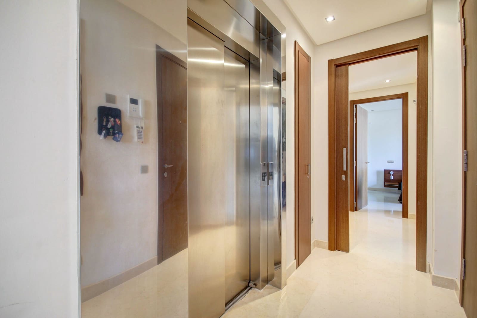 3 sypialnia Apartament na sprzedaż w Marbella z basenem garażem - 1 175 000 € (Ref: 10002004)