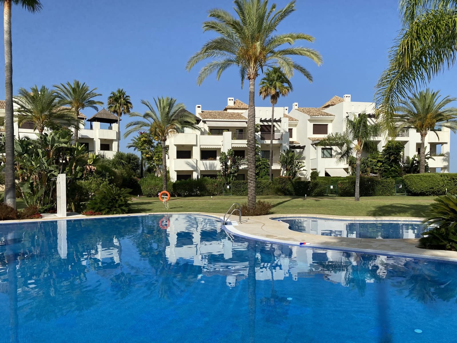 3 sypialnia Apartament na sprzedaż w Marbella z basenem garażem - 1 175 000 € (Ref: 10002004)
